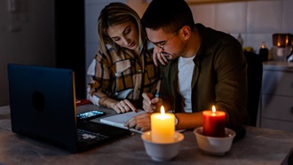 pessoa a ligar interruptor num quadro de eletricidade depois de falha de energia